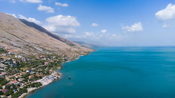 Jezioro Shkoder Albania. zdjęcie zrobione na północnym albańskim sztucznym jeziorze. - Zdjęcie, obraz