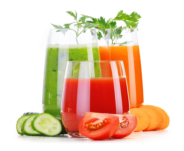 新鮮な野菜ジュース、白で隔離されるとメガネ - 写真・画像
