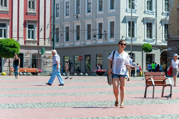 Timisoara, Rumania - 27 de junio de 2017: Mujer caminando por la calle. Gente real. - Foto, Imagen