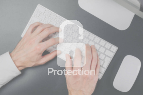 安全コンピュータセキュリティの概念。青いキーボードの背景にインターネット保護シンボル。セキュリティ上の脆弱性と情報漏洩の概念イメージ - 写真・画像