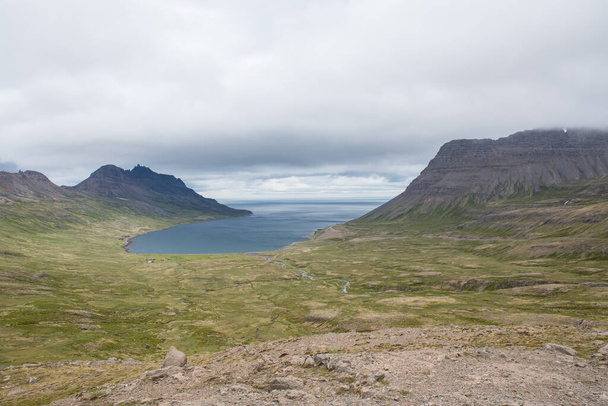 Pohled na Veidileysufjordur fjord ve strandir na západním Islandu - Fotografie, Obrázek