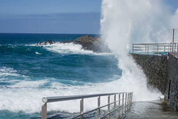 Enormi onde oceaniche che si infrangono sulla piscina esterna naturale  - Foto, immagini