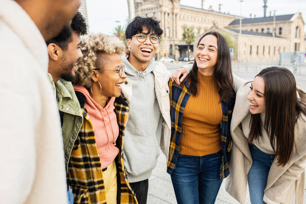 Grupo de jóvenes multiétnicos divirtiéndose al aire libre - Foto, imagen