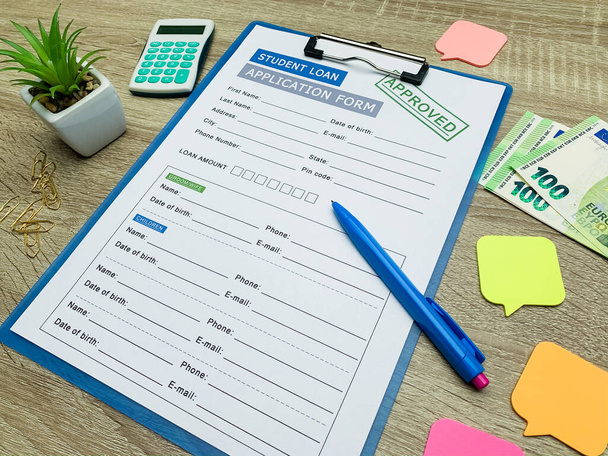 Formulário de pedido de empréstimo estudantil na tabela - Foto, Imagem