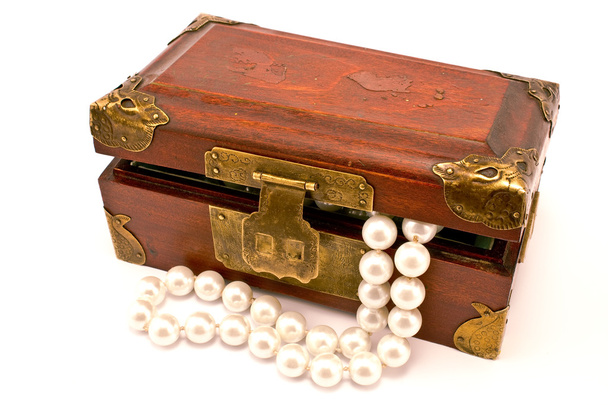 Cassapanca in legno con perle
 - Foto, immagini