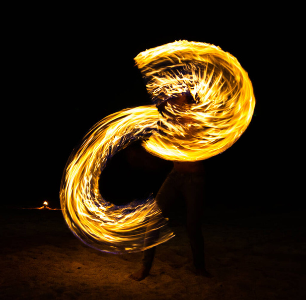 タイのプーケットで夜のビーチでの火災ショー - 写真・画像