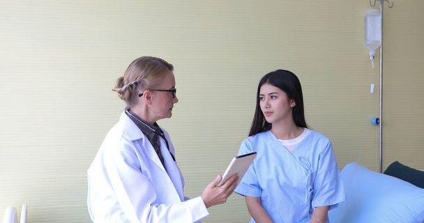 Női orvos beszélni nő beteg az irodájában Kórházak Egészségügyi koncepció - Fotó, kép
