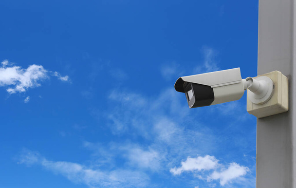 CCTV nástroj na pozadí modré oblohy, Zařízení pro bezpečnostní systémy a mají kopírovací prostor pro design. - Fotografie, Obrázek