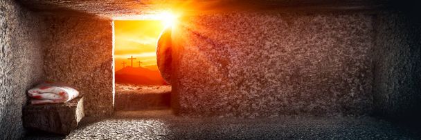 Nyitott sír napkeltekor sírruhával és három kereszttel - Jézus Krisztus feltámadása - Fotó, kép