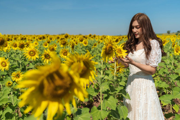 cheerful woman enjoying with sunflower field - Valokuva, kuva