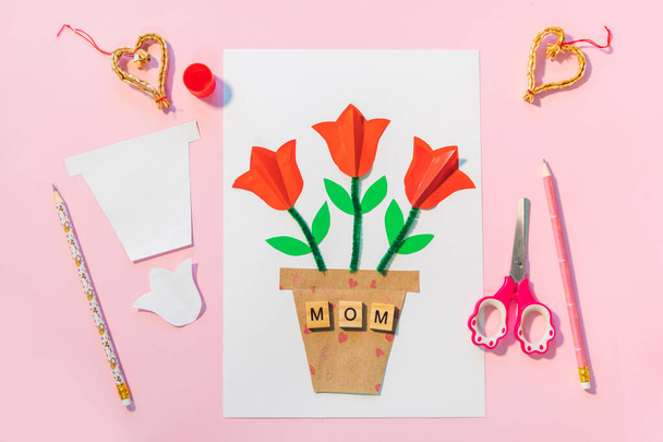 Children gift for Birthday or Mothers Day. How to make paper flower for greeting card. Simple creative art project. Step by step instructions. - Valokuva, kuva