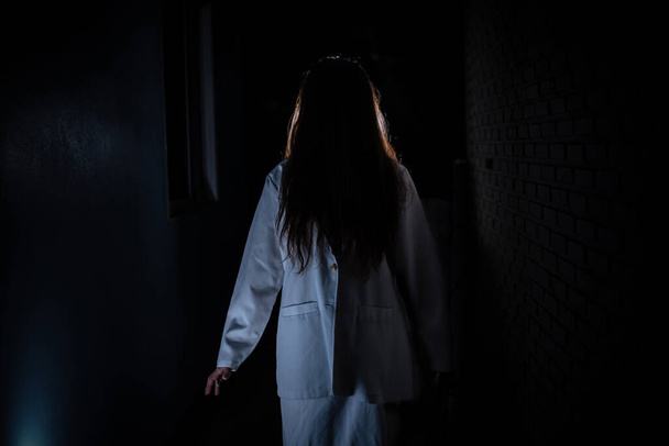Fantasma de miedo en vestido blanco tema de Halloween - Foto, imagen