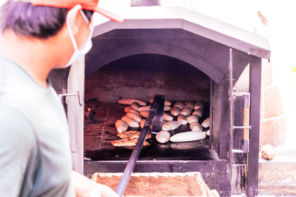 Producción diaria de pan horneado con horno de leña con método tradicional
. - Foto, Imagen