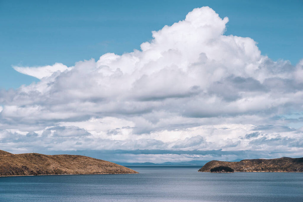 λίμνη Titicaca τοπίο με γραφικά σύννεφα από φωτεινή ηλιόλουστη μέρα - Φωτογραφία, εικόνα