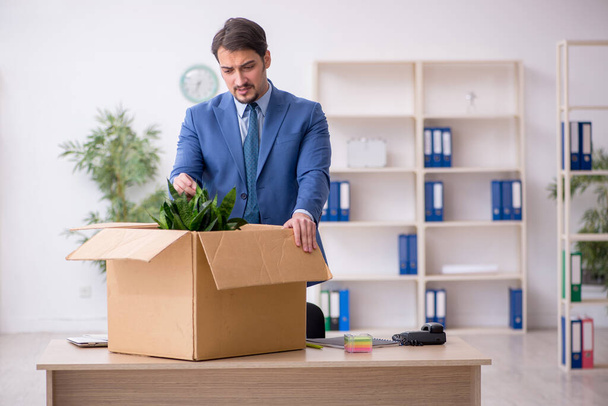 Young male employee in business relocation concept - Φωτογραφία, εικόνα