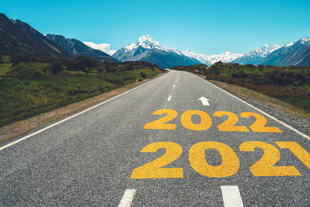 2022 Πρωτοχρονιά οδικό ταξίδι και το μέλλον όραμα έννοια - Φωτογραφία, εικόνα