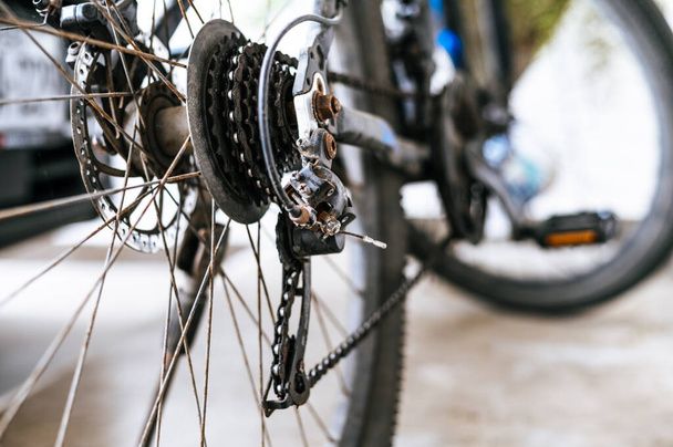 Partes de una bicicleta, vista del piñón y del sistema de accionamiento, freno de disco trasero. - Foto, imagen