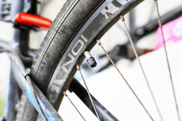 Клапан тиску повітря на фланці шин велосипеда
 - Фото, зображення