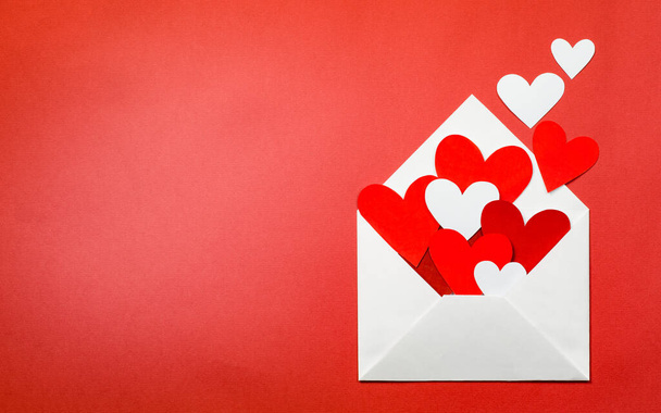 white envelope with valentines on a red background - Zdjęcie, obraz