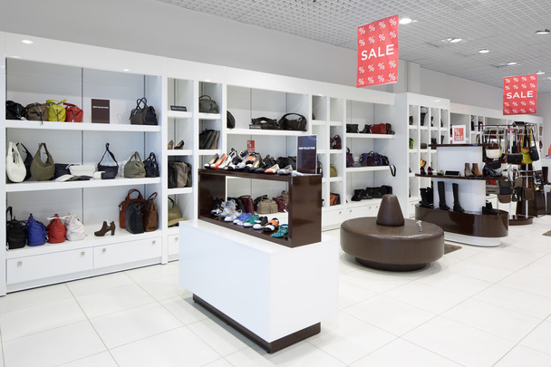 Innenraum eines Schuhgeschäfts in einem modernen europäischen Einkaufszentrum - Foto, Bild
