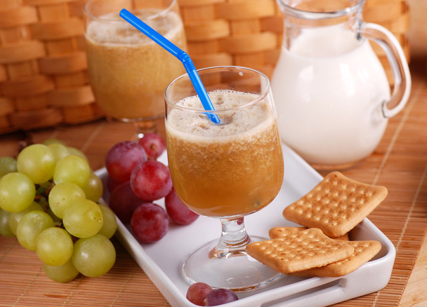 grape smoothie in the glass beaker - Valokuva, kuva