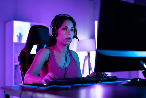 Sad Upset Young Online PC Video Gamer Girl - Foto, afbeelding