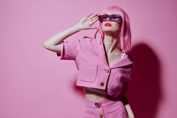 Портрет молодої жінки жестикулює руками рожевий піджак стиль життя гламурний кольоровий фон незмінний
 - Фото, зображення