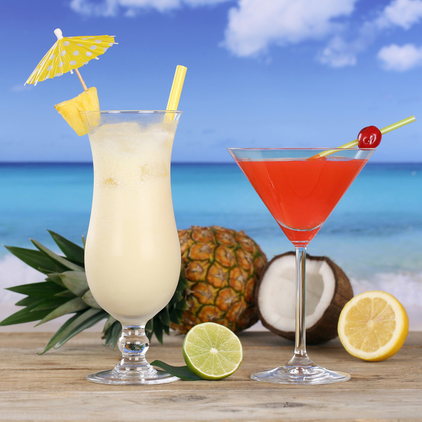 Cocktails and alcohol drinks on the beach - Фото, изображение