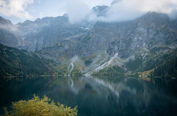 Morskie Oko meer (Oog van de Zee) bij Tatra gebergte in Polen. Beroemd Pools resort in Tatra National Park in de buurt van Zakopane stad. - Foto, afbeelding