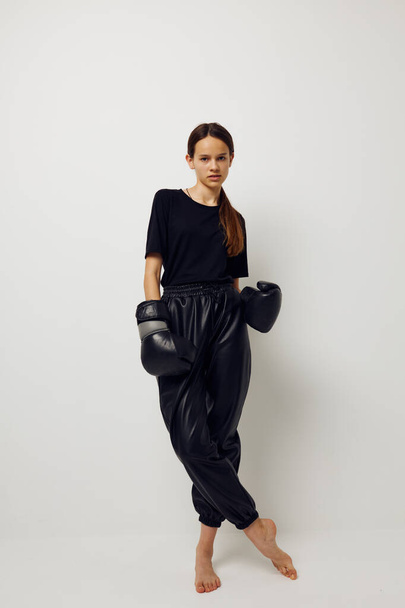 photo pretty girl boxing black gloves posing sports Lifestyle unaltered - Foto, afbeelding