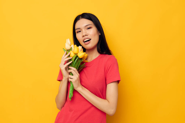 cute asian girl in red t-shirt with a bouquet of flowers - Foto, immagini