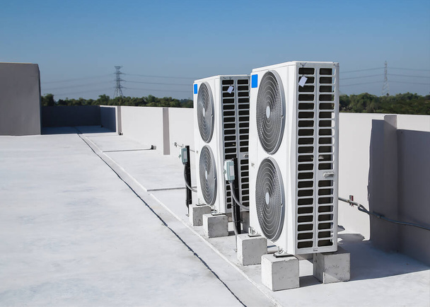 airconditioning buitenunit compressor installeren buiten het gebouw. - Foto, afbeelding