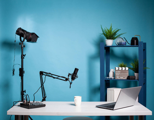 Salle de diffusion de studio vlog vide avec microphone professionnel et lumière vidéo - Photo, image
