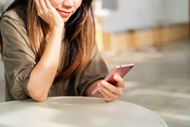 Young woman using smart phone and relaxing in cafe, Modern lifestyle - Foto, Bild