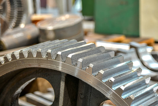 Herstellung und Herstellung eines Zahnrades auf einer CNC-Verzahnungsmaschine in einer Fabrik. - Foto, Bild