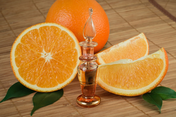 natürliches Orangenöl von Hand gefertigt - Foto, Bild