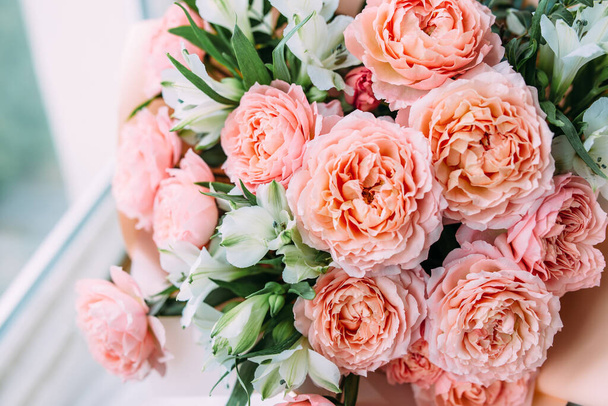 Luxuriöser Strauß frischer pastellrosa Rosen - Foto, Bild