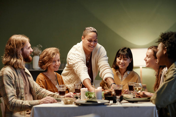 Akşam yemeği partisinde arkadaşlarıyla buluşan bir kadın. - Fotoğraf, Görsel