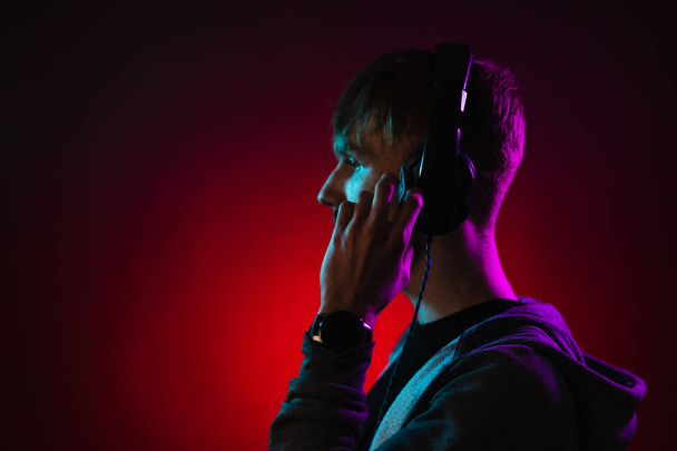 Fejhallgatós férfi portréja neonfényben - Fotó, kép