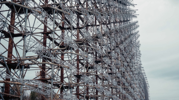 estación de radar de acero en la zona de exclusión de Chernobyl bajo cielo nublado gris - Foto, Imagen