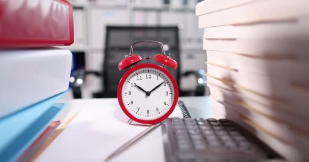 Kırmızı alarm saati ve iş yerindeki çalışma belgeleri. - Video, Çekim