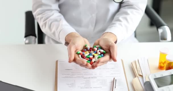 Dokter heeft veel multi-gekleurde pillen in handen - Video