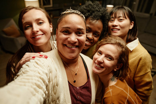 Selfie portrait de femmes heureuses - Photo, image