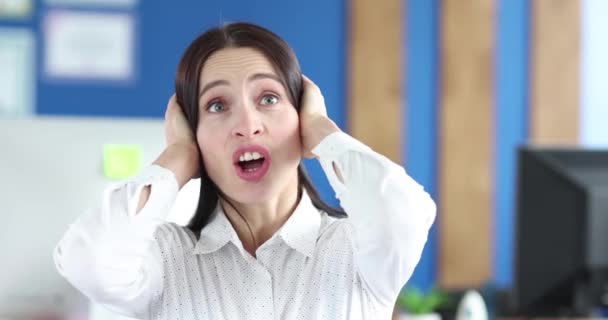 Γυναίκα καλύπτει τα αυτιά της με τα χέρια και κουνάει το κεφάλι - Πλάνα, βίντεο