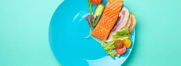 Ayuno intermitente bajo en carbohidratos alto concepto de dieta grasas planas, alimentos saludables en plato azul - Foto, imagen