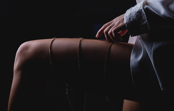 Gold jewelry on a woman's leg - Zdjęcie, obraz
