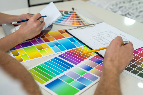新しいプロジェクトへの色についての議論。デザイナーの手による職場 - 写真・画像