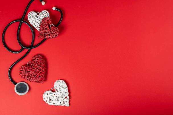 День святого Валентина і концепція найсолодшого дня. Стетоскоп з червоним серцем на червоному тлі. Символ любові для здорового і здорового
 - Фото, зображення
