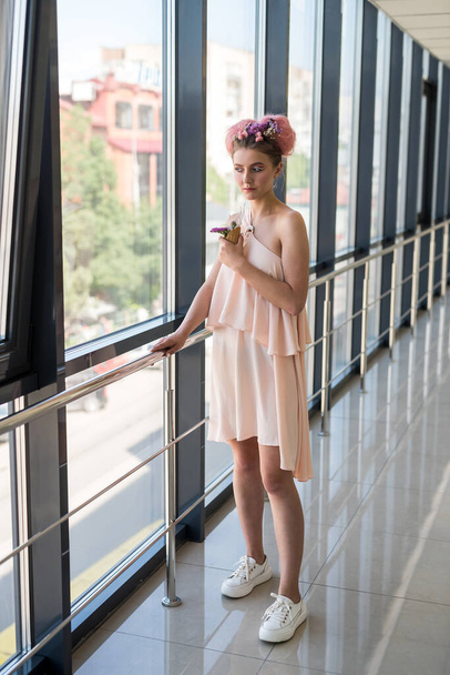 Jovencita dentro de pasillo largo posando en vestido de glamour rosa - Foto, imagen