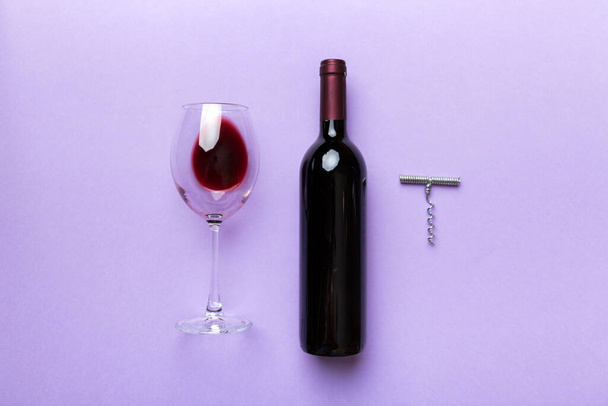Composición plana con sacacorchos, botella de vino y vidrio elegante en la mesa de color. Colocación plana, vista superior wth espacio de copia. - Foto, imagen